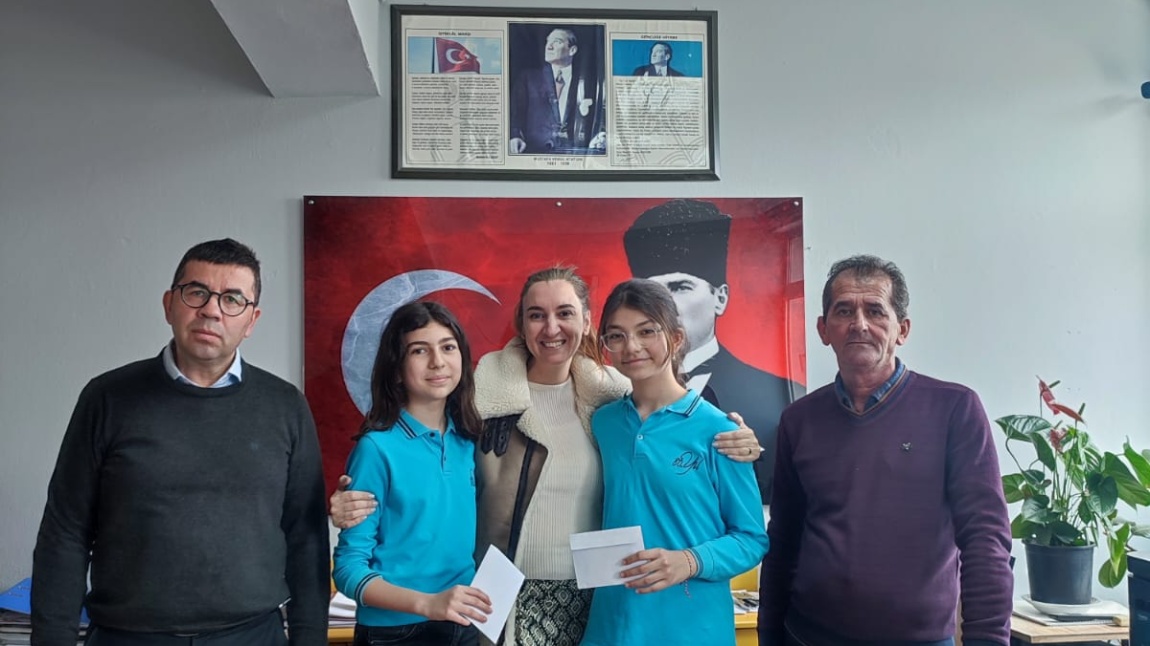 18 Mart Çanakkale Deniz Zaferi ve Şehitleri Anma gününe resim kategorisinde katılım sağlayan öğrencilerimiz Lüleburgaz Müftülüğü tarafından ödüllendirildi.