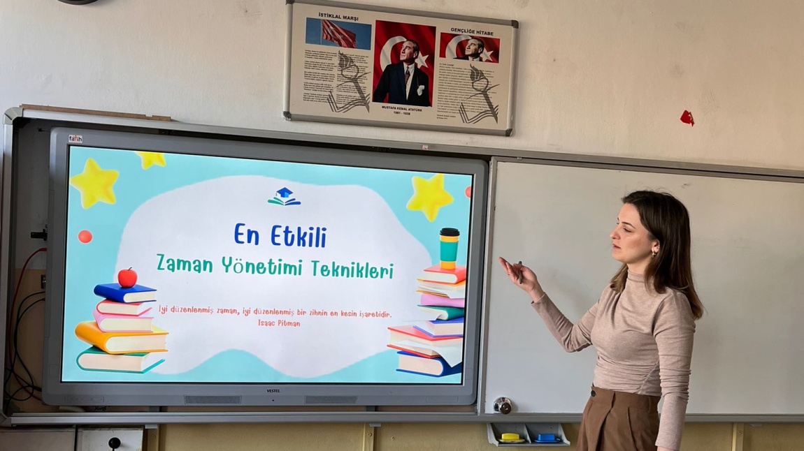 Kasım ayı özel hedefi olan “Zaman Yönetimi” kapsamında öğrencilerle sınıf rehberlik etkinlikleri ve seminer çalışması Okul Rehberlik Servisimiz tarafından gerçekleştirildi.